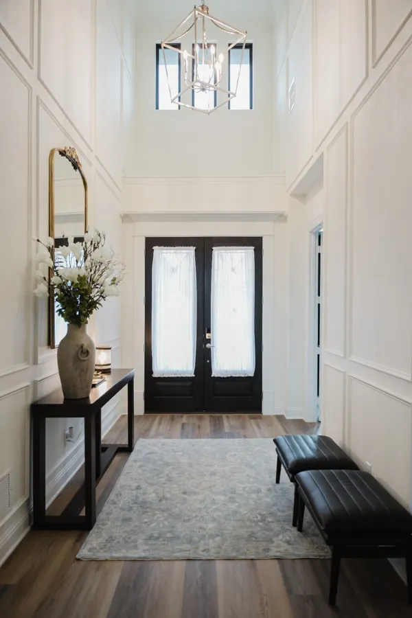 Double-height entryway molding