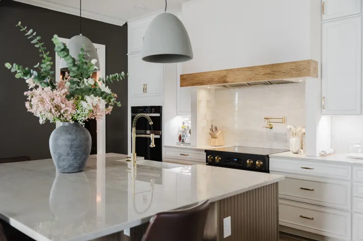 Kitchen in warm natural finishes